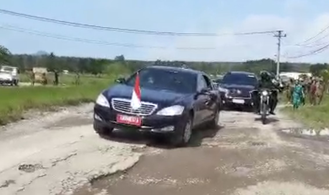 Jokowi Gunakan Mobil Tinjau Jalan dan Infrastruktur di Lampung