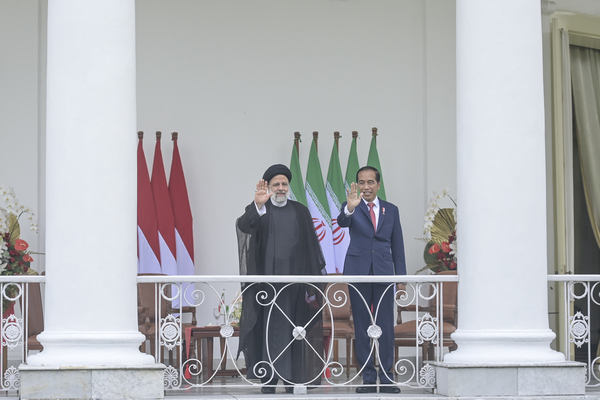Presiden Joko Widodo (kanan) bersama Presiden Iran Ebrahim Raeisi (kiri) melambaikan tangan di veranda Istana Bogor.