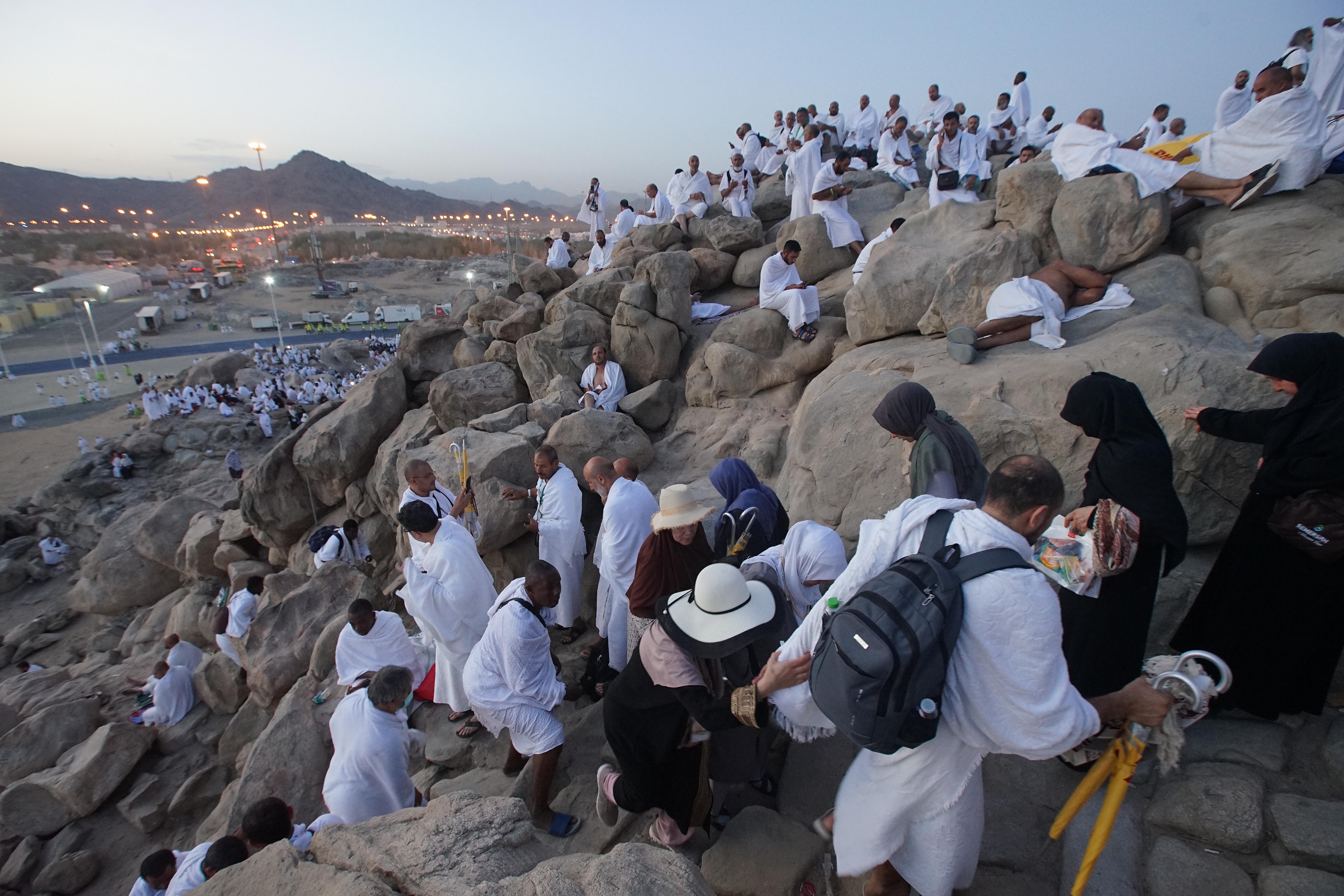 Jemaah haji dari berbagai negara memadati sekaligus memanjatkan doa di bukit Jabal Rahmah di Padang Arafah, Mekkah, Arab Saudi, Jumat (8/7)