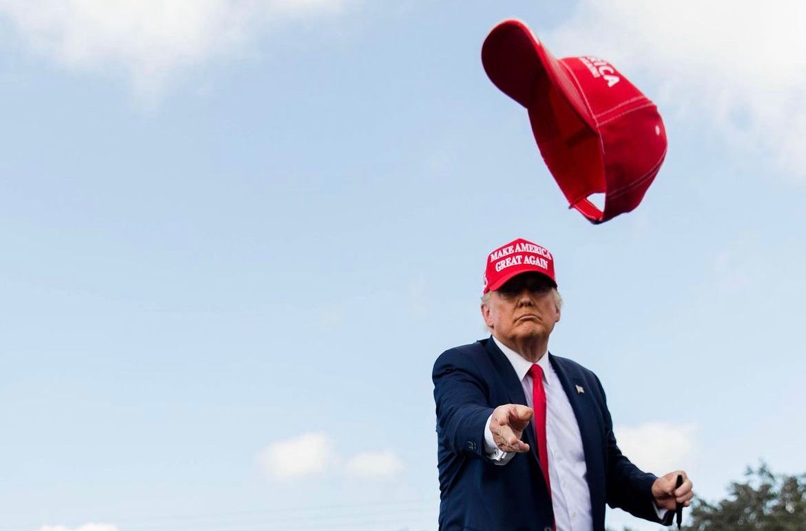 Mantan Presiden Amerika Serikat (AS) Donald Trump dipastikan mangkir sidang dugaan pemerkosaan Jean Carro, Senin (8/5) waktu Amerika Serikat