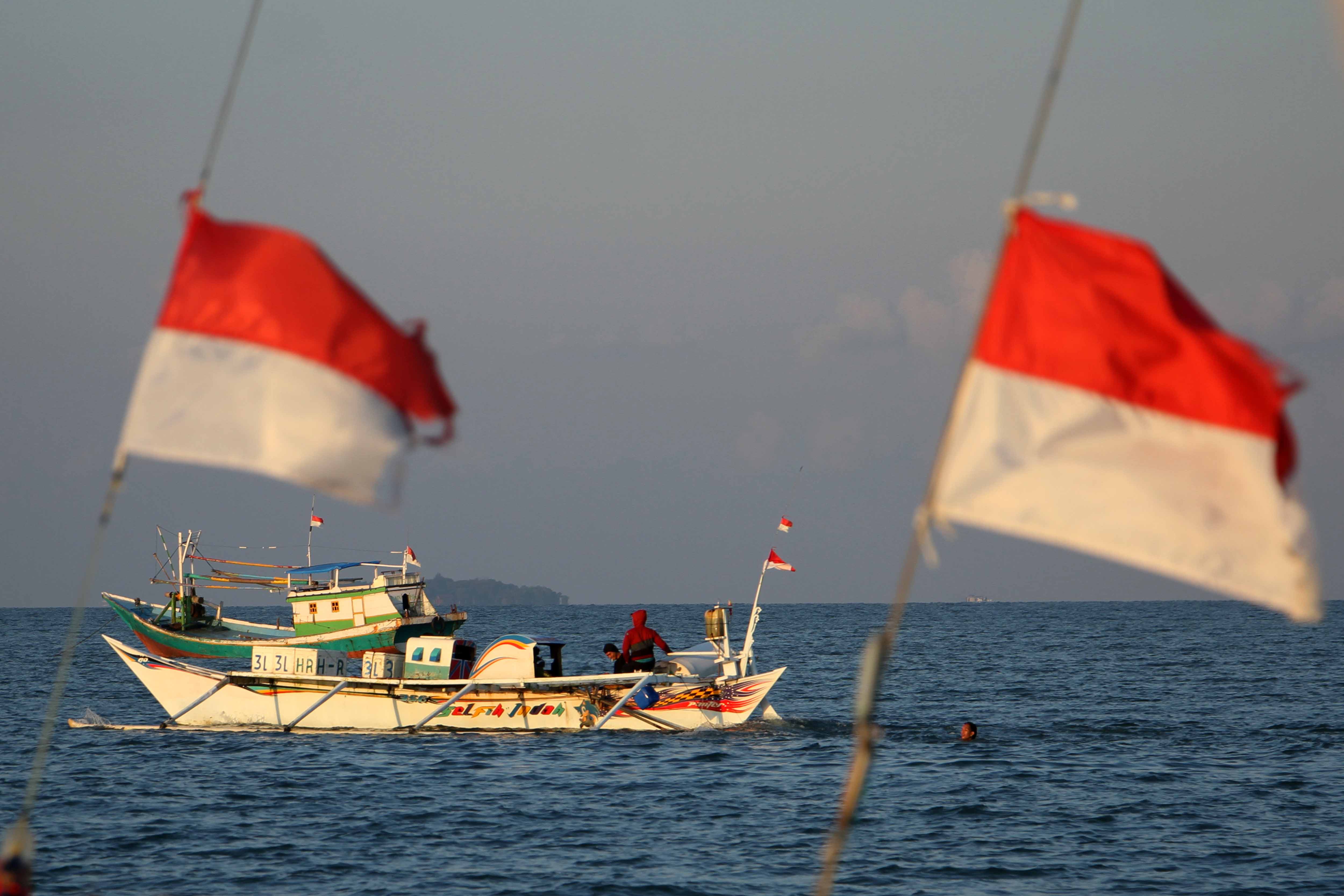Nelayan mencari ikan di perairan Galesong, Kabupaten Takalar, Sulawesi Selatan