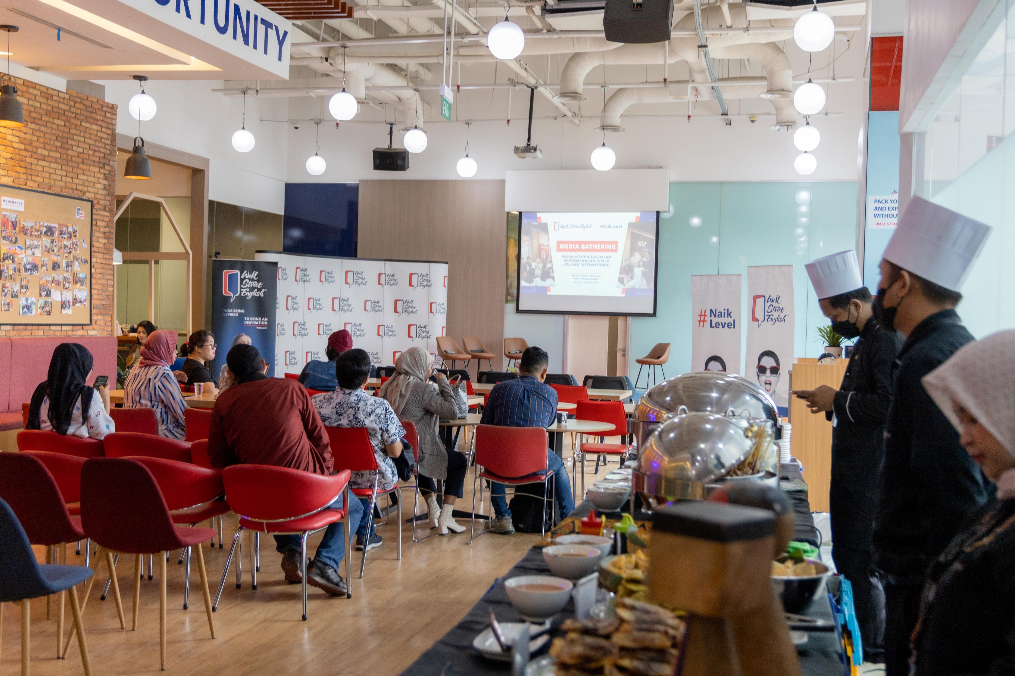 Wall Street English Indonesia sebagai lembaga pembelajaran Bahasa Inggris yang hadir di Indonesia bukan hanya tempat kursus Bahasa Inggris.