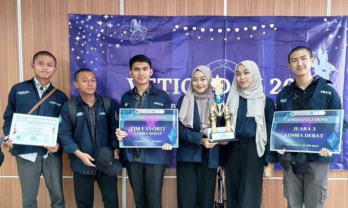 Tim The Rusher dari Polbangtan Bogor meriah juara ketiga lomba debat yang diselenggarakan Sekolah Vokasi IPB University.
