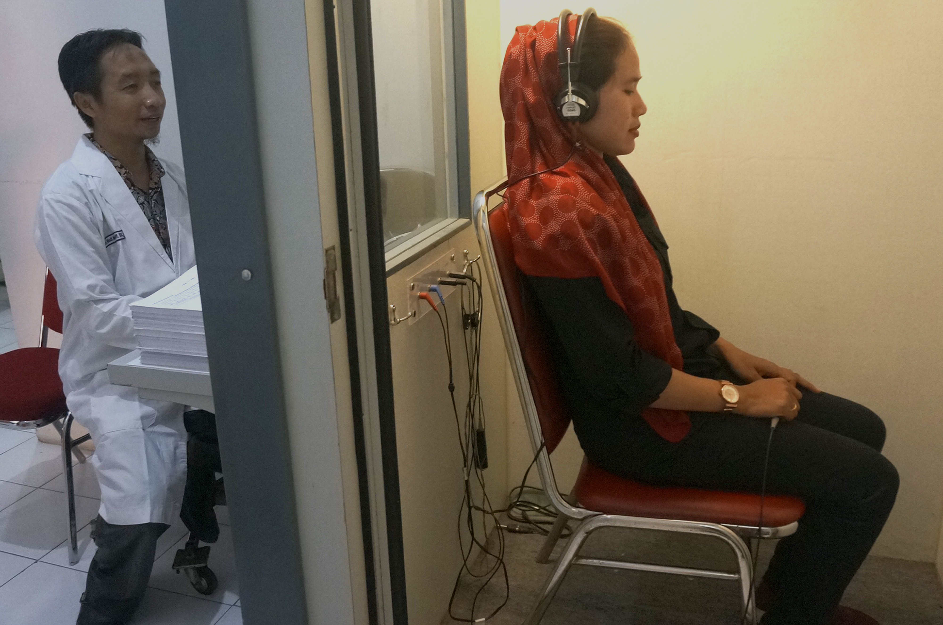 Dokter menguji kemampuan pendengaran pasien di Poli THT RSUD dr Iskak, Tulungagung, Jawa Timur.