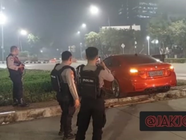 MOBIL sedan mewah jenis BMW berwarna merah mengalami insiden kecelakaan tunggal di kawasan Bundaran Senayan, Jakarta Pusat.