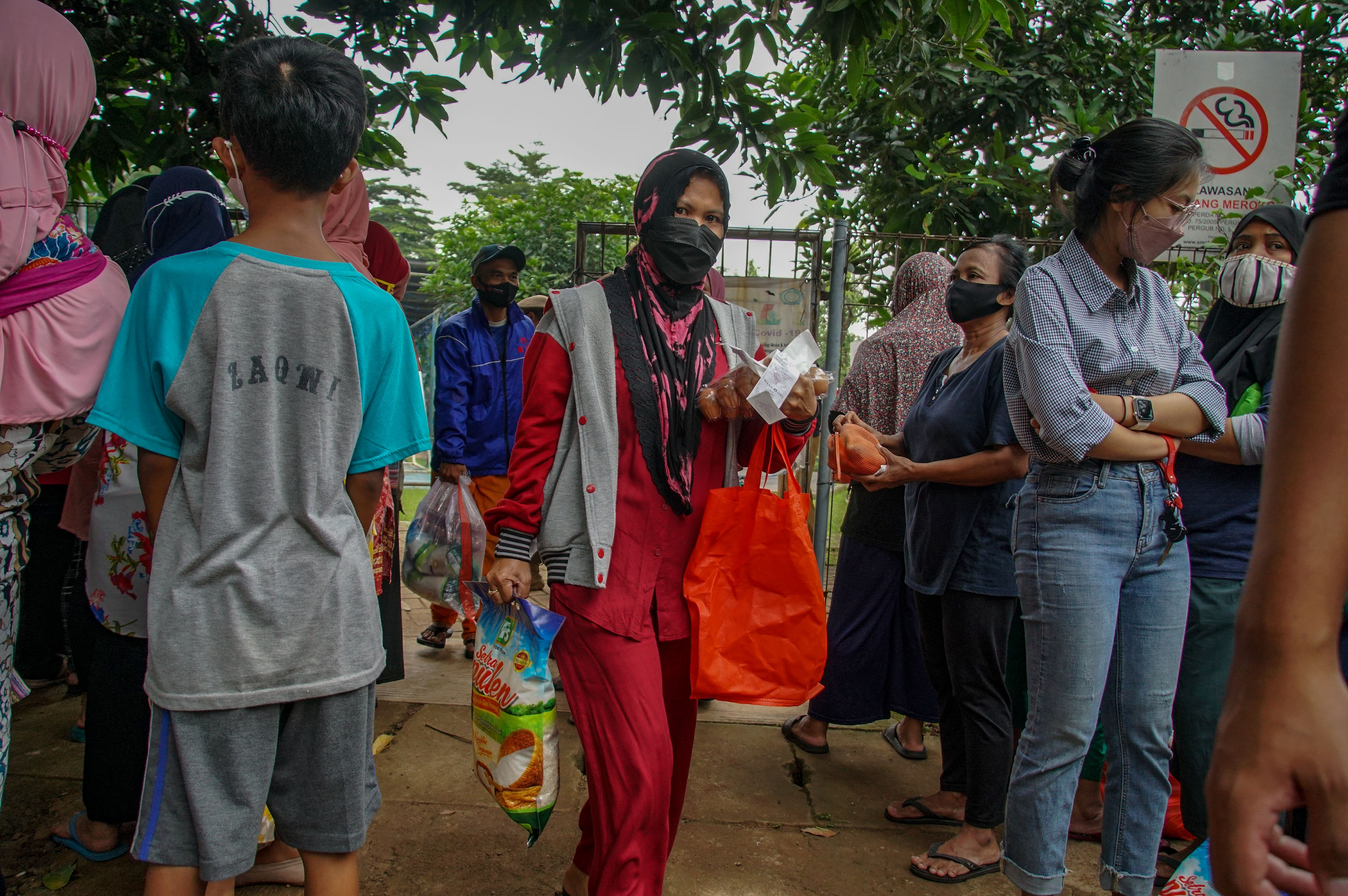 Warga membawa bahan pangan bersubsidi pakai KJP Plus di RPTRA Ria Damkar Joglo 2, Jakarta, Selasa (15/3/2022). 