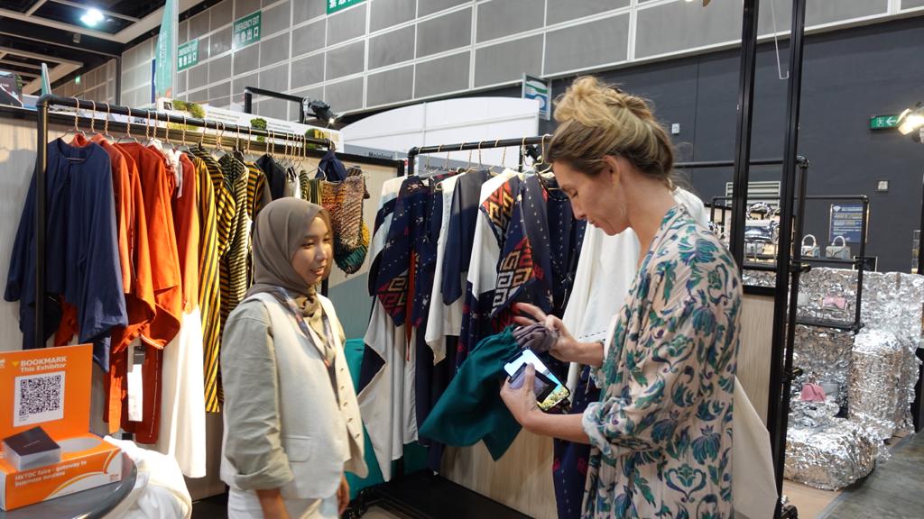 Siswa SMK asal Kudus Raih Pesanan di Hong Kong Fashion Week