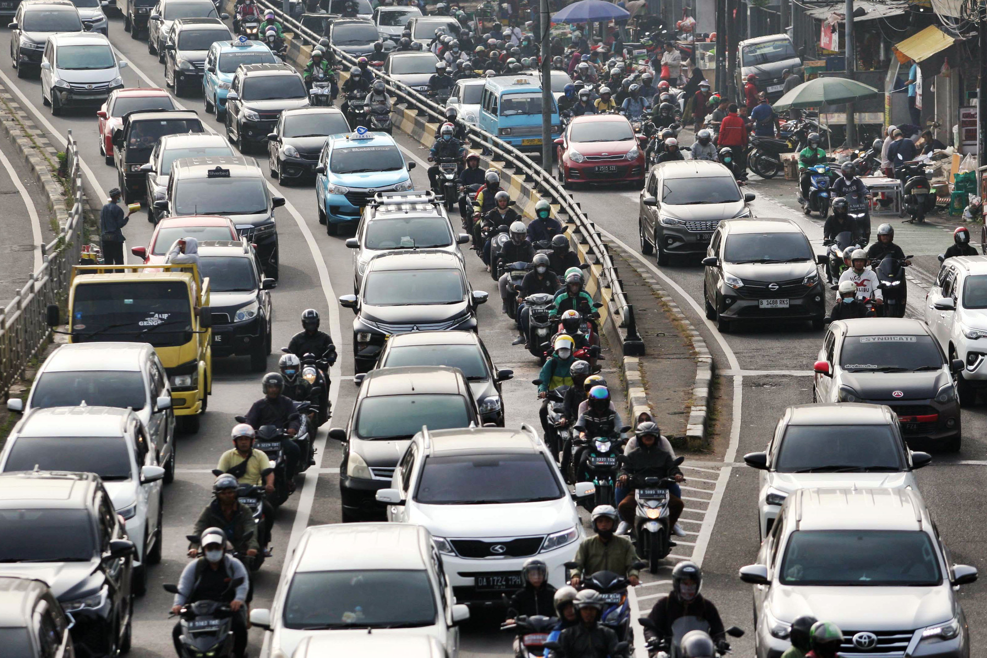 Kemacetan panjang lalu lintas kendaraan dari jalan layang Kampung Melayu, Jakarta saat jam berangkat kerja pada Selasa (02/04).