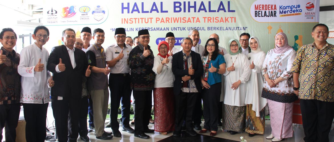 PERUBAHAN STATUS: Civitas akademika Institut Pariwisata Trisakti mengadakan halal bihalal, di Jakarta Rabu (17/5)