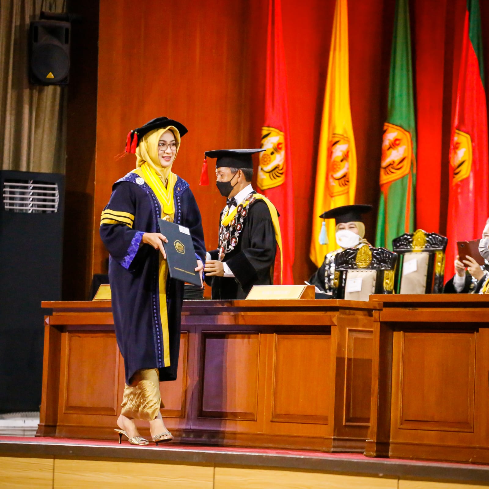  Mantan Wali Kota Tangsel Airin Rachmi Diany mengikuti wisuda program doktoral bidang hukum di Unpad, Bandung, Senin (15/5).