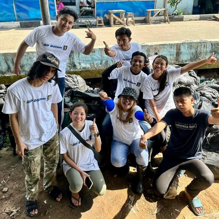 Ksatria Batam dalam melakukan aksi bersih-bersih di pelantar pelabuhan Tanjung Riau, Selasa (23/5).