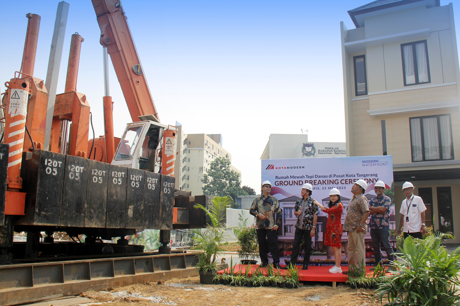 Upacara peletakkan batu pertama (groundbreaking) untuk pembangunan Modern Waterfront Residence, Kamis (25/5)