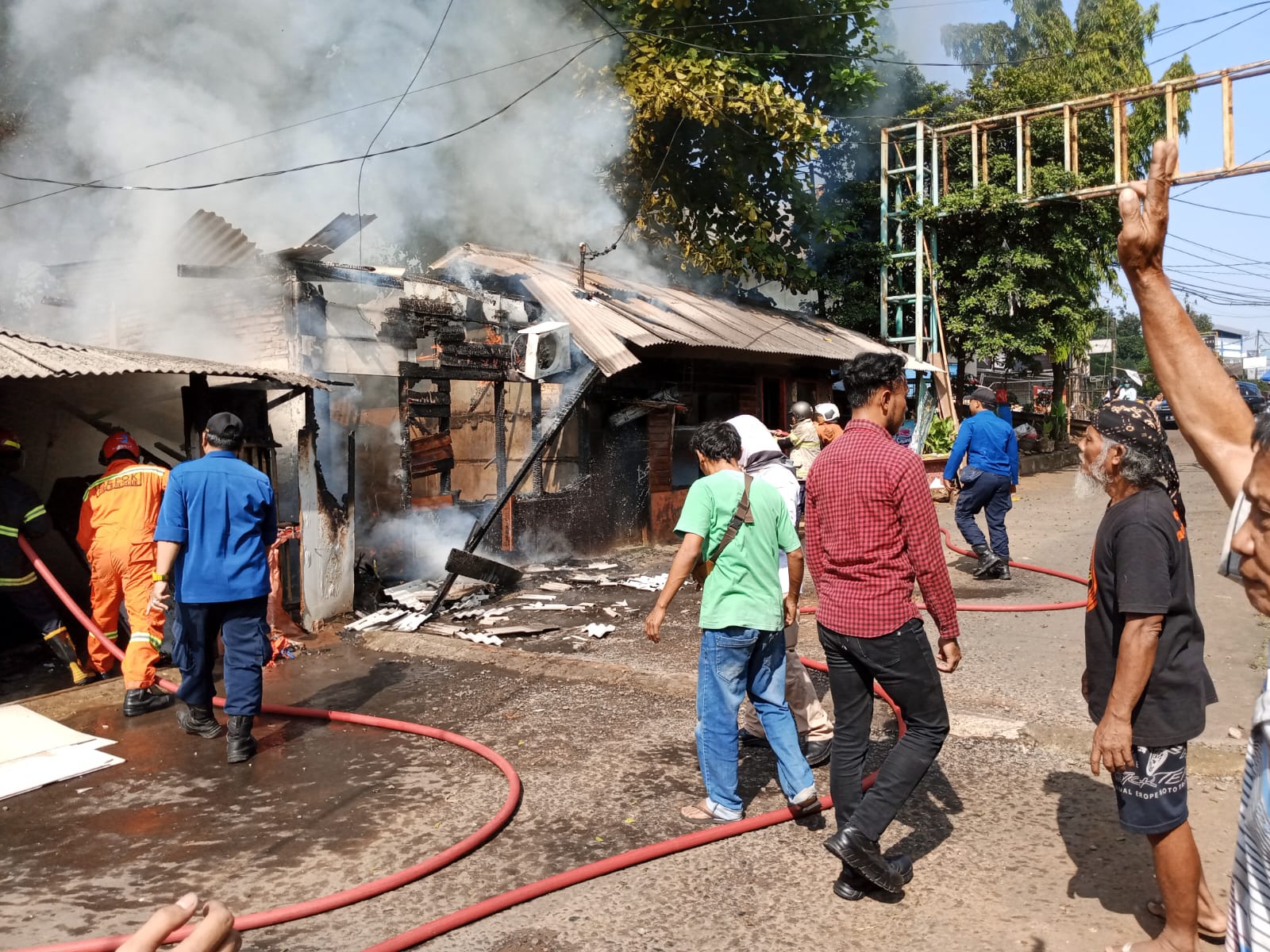 Kebakaran melanda warkop dan lapo di Jembatan Panus, Depok.