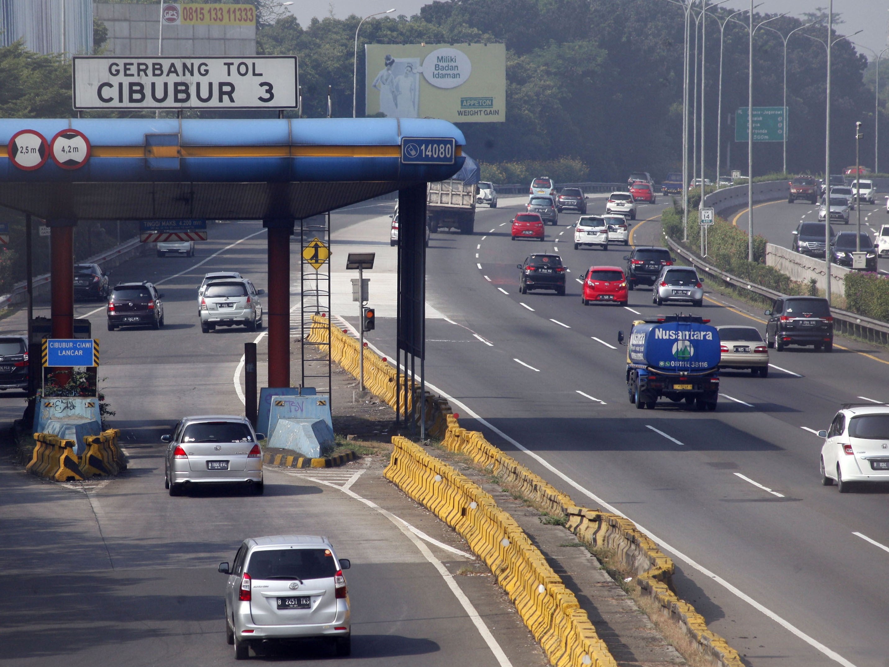 Sejumlah kendaraan melintas di ruas jalan tol Jagorawi, Cibubur, Jakarta Timur.