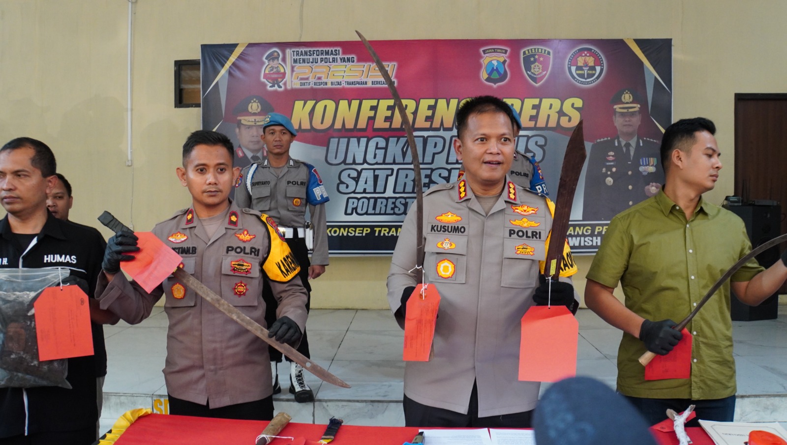 Kapolresta Sidoarjo Kombes Kusumo Wahyu Bintoro menunjukkan barang bukti aksi pengeroyokan