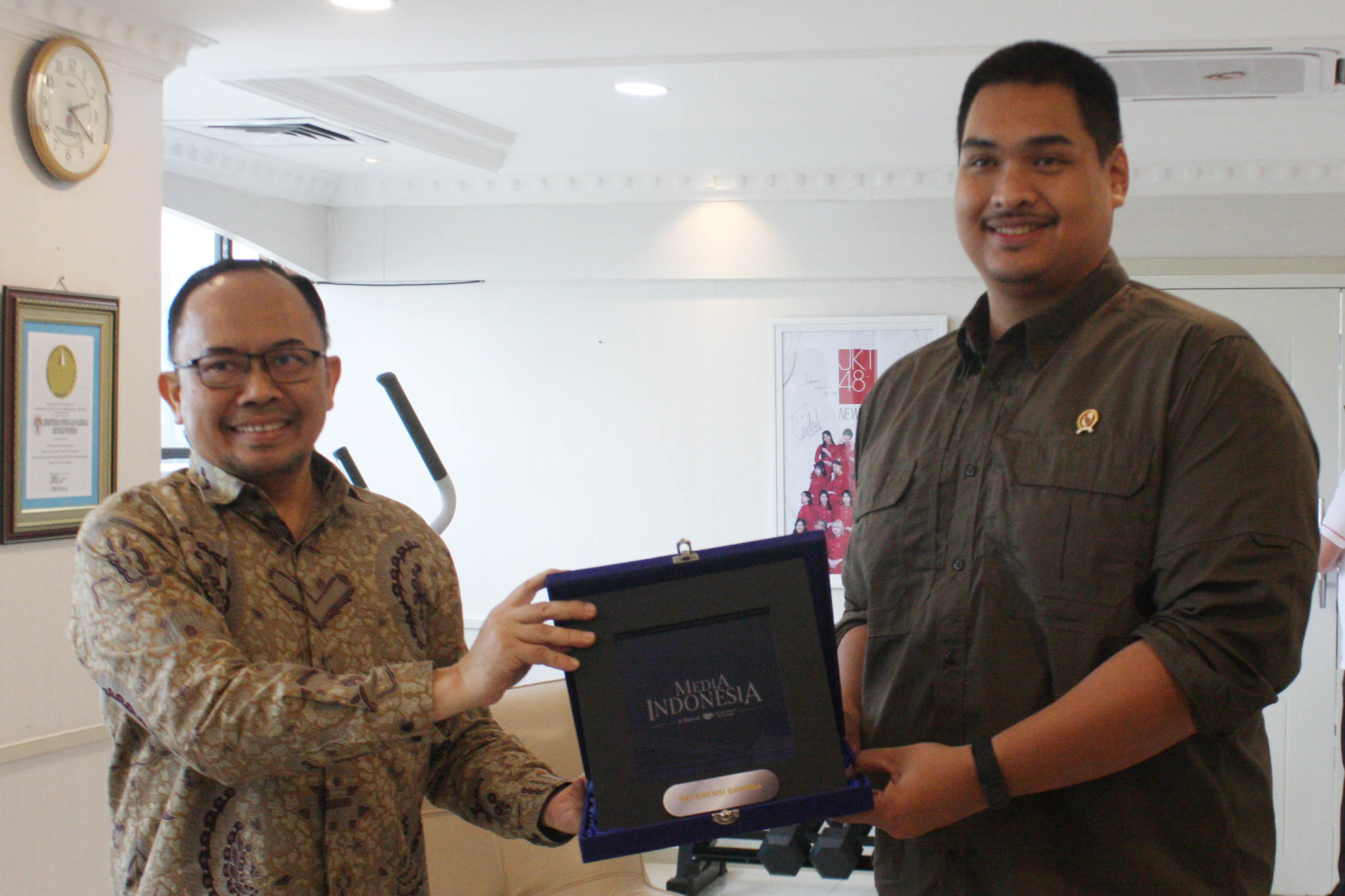 Menteri Pemuda dan Olahraga Dito Ariotedjo (kanan) menrima kenang-kenenagan dari Direktur Pemberitaan Ade Alawi(kiri)