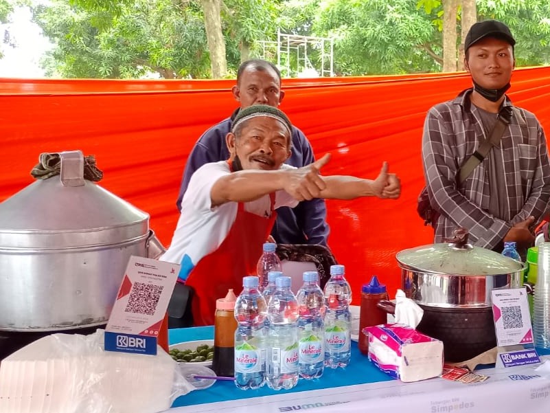 Edi Soid berpose di gerainya di Pesta Hadiah Simpedes, Jakarta Selatan.