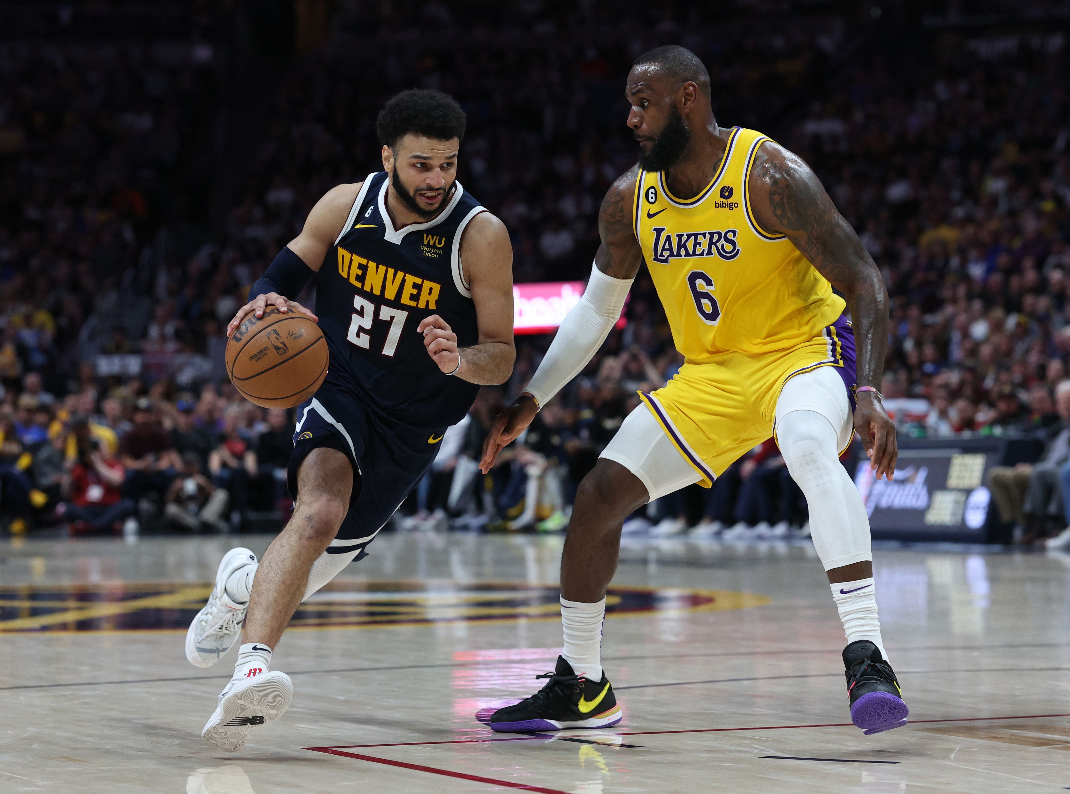 Pebasket Denver Nuggets Jamal Murray berusaha melewati hadangan pebasket Los Angeles Lakers LeBron James di Gim 2 Final Wilayah Barat NBA.
