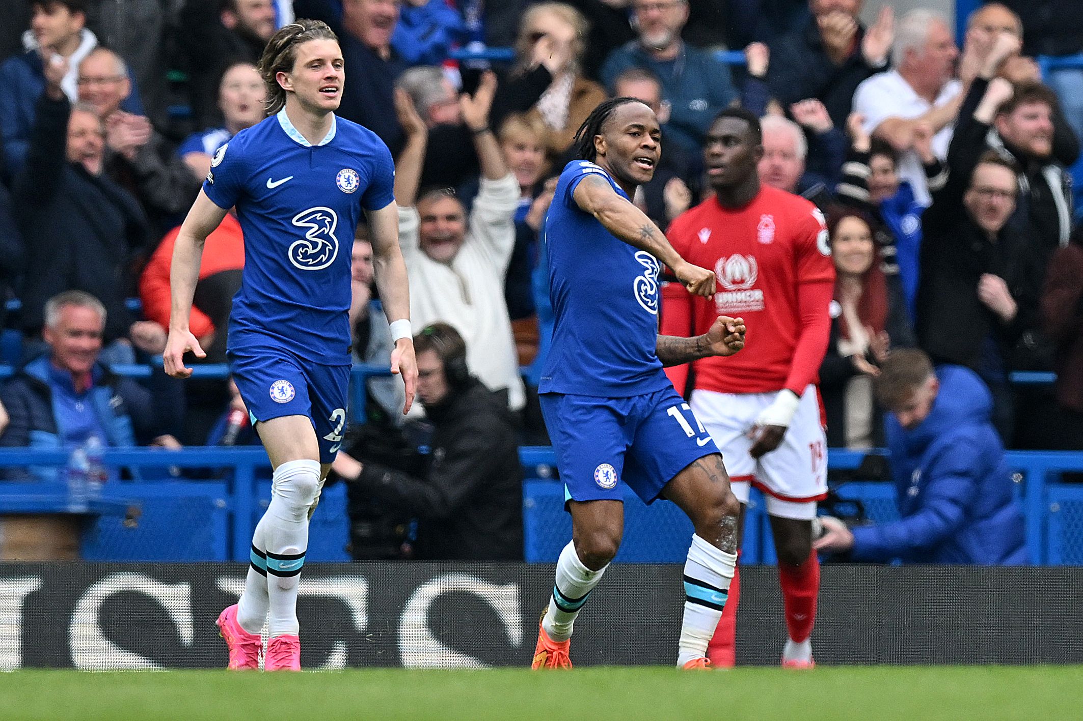 Penyerang Chelsea Raheem Sterling melakukan selebrasi usai mencetak gol ke gawang Nottingham Forest di laga Liga Primer Inggris.
