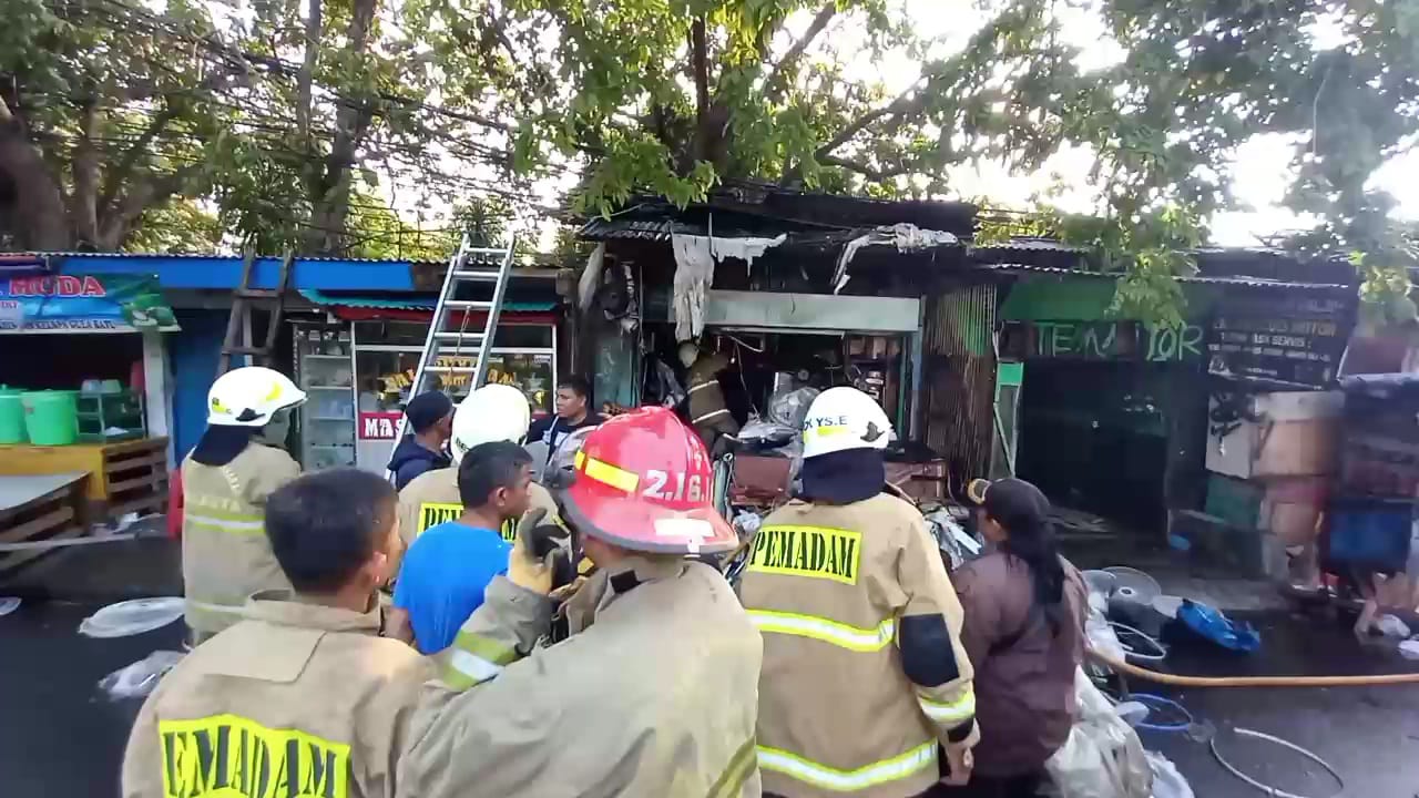 Sebuah kios reparasi elektronik di Jalan Pluit Dalam RT 15 RW 08, Penjaringan, Jakarta Utara, terbakar pada Rabu (17/5).