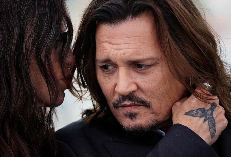 Hollywood Vampires menunda tur mereka pekan ini, karena Johnny Depp mengalami patah pada pergelangan kakinya.