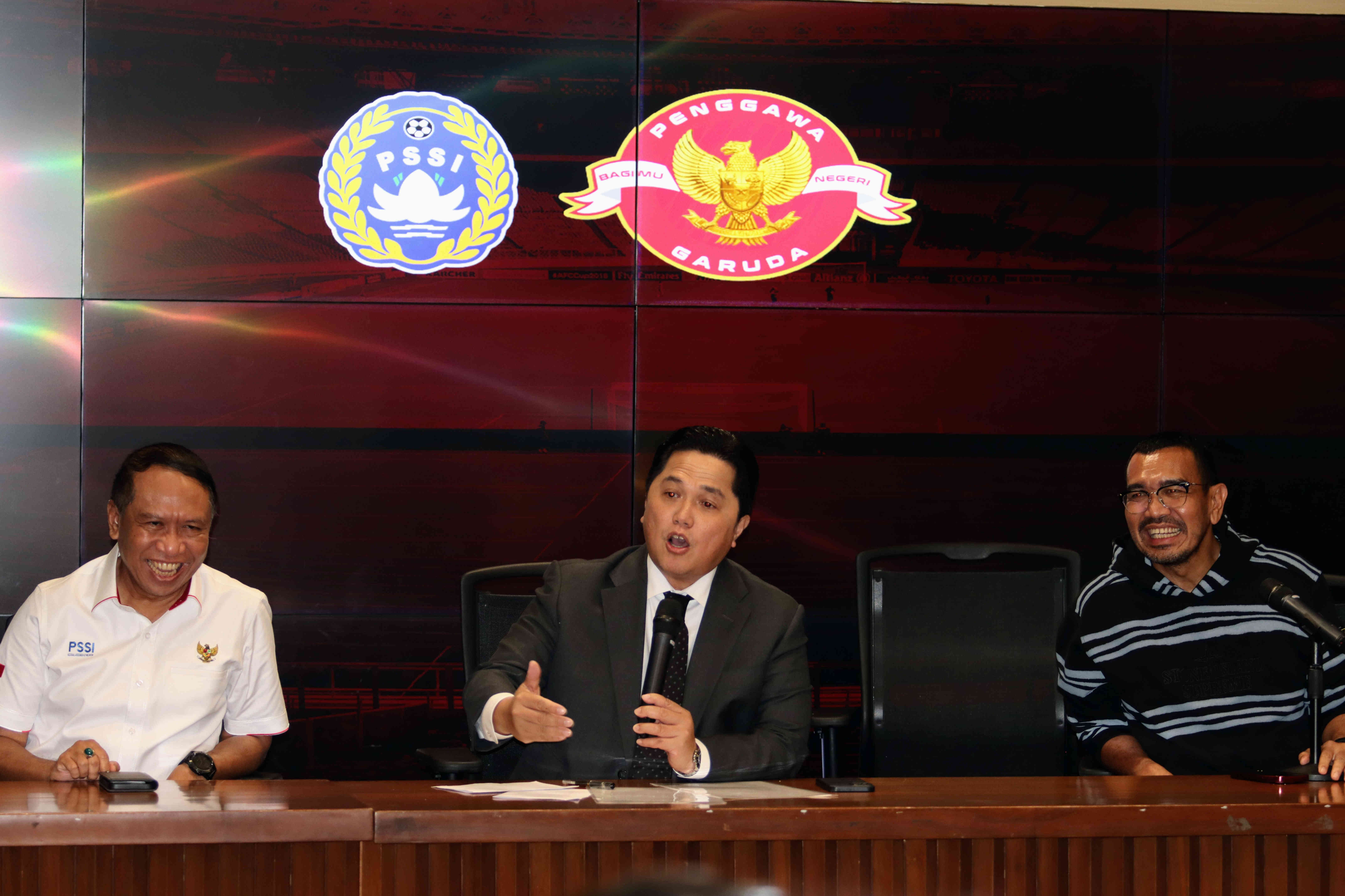 Ketua Umum PSSI Erick Thohir (tengah) 