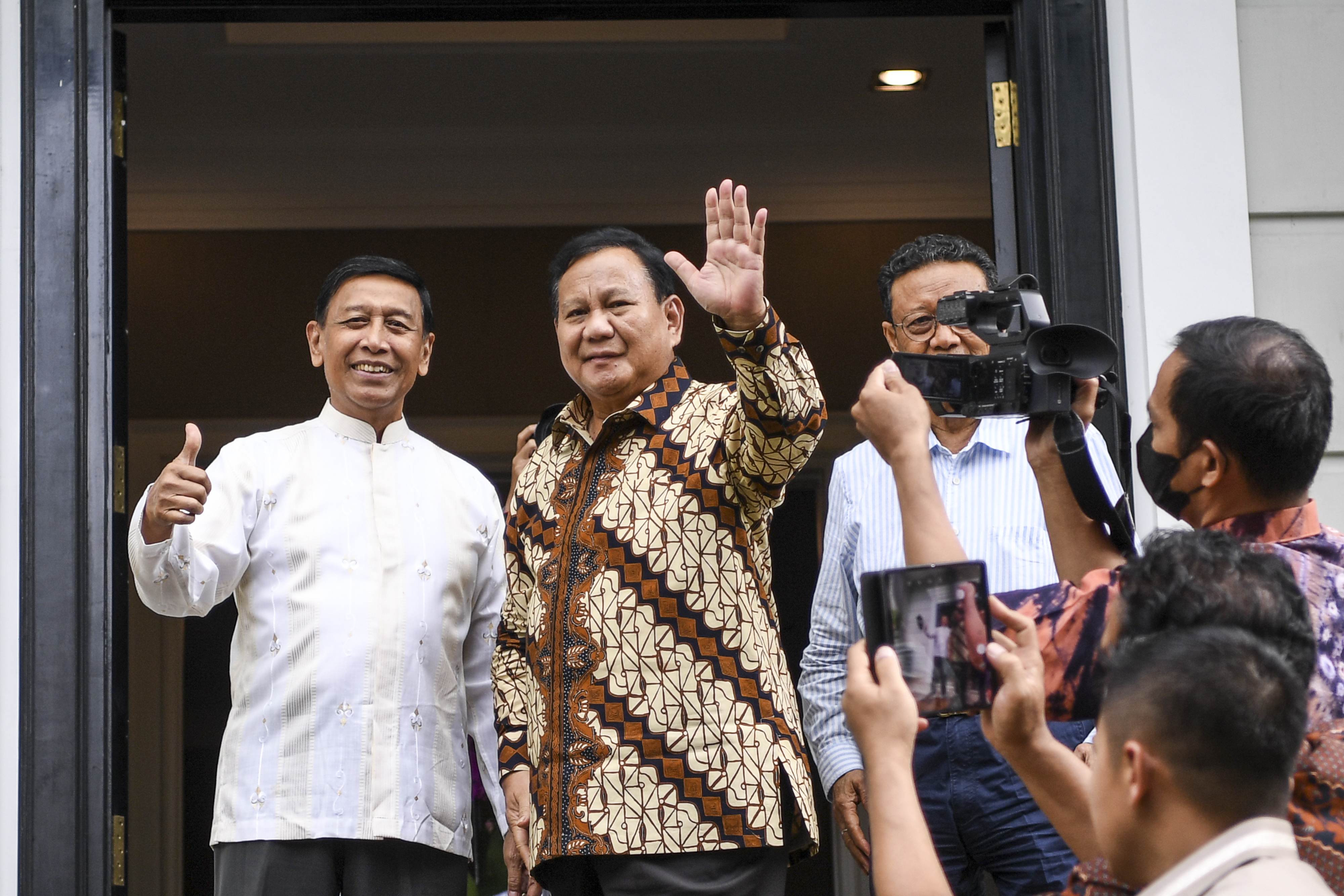 Menhan Prabowo Subianto (kedua kiri) bersama Ketua Dewan Pertimbangan Presiden Wiranto (kiri) melambaikan tangan ke arah awak media
