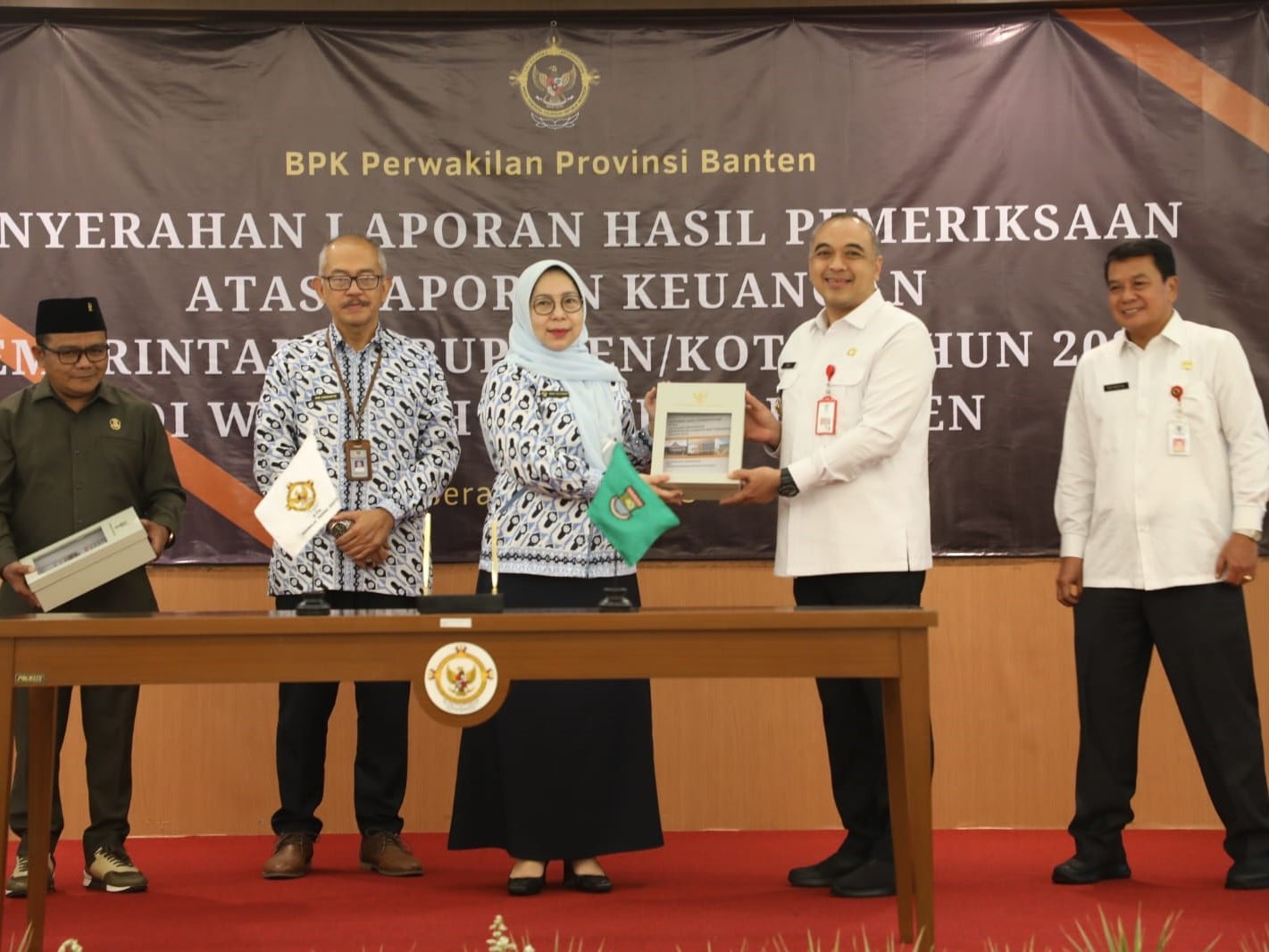 Bupati Tangerang Ahmed Zaki Iskandar menerima penghargaan di Aula Gedung BPK Perwakilan Provinsi Banten, Rabu (31/5/2023).