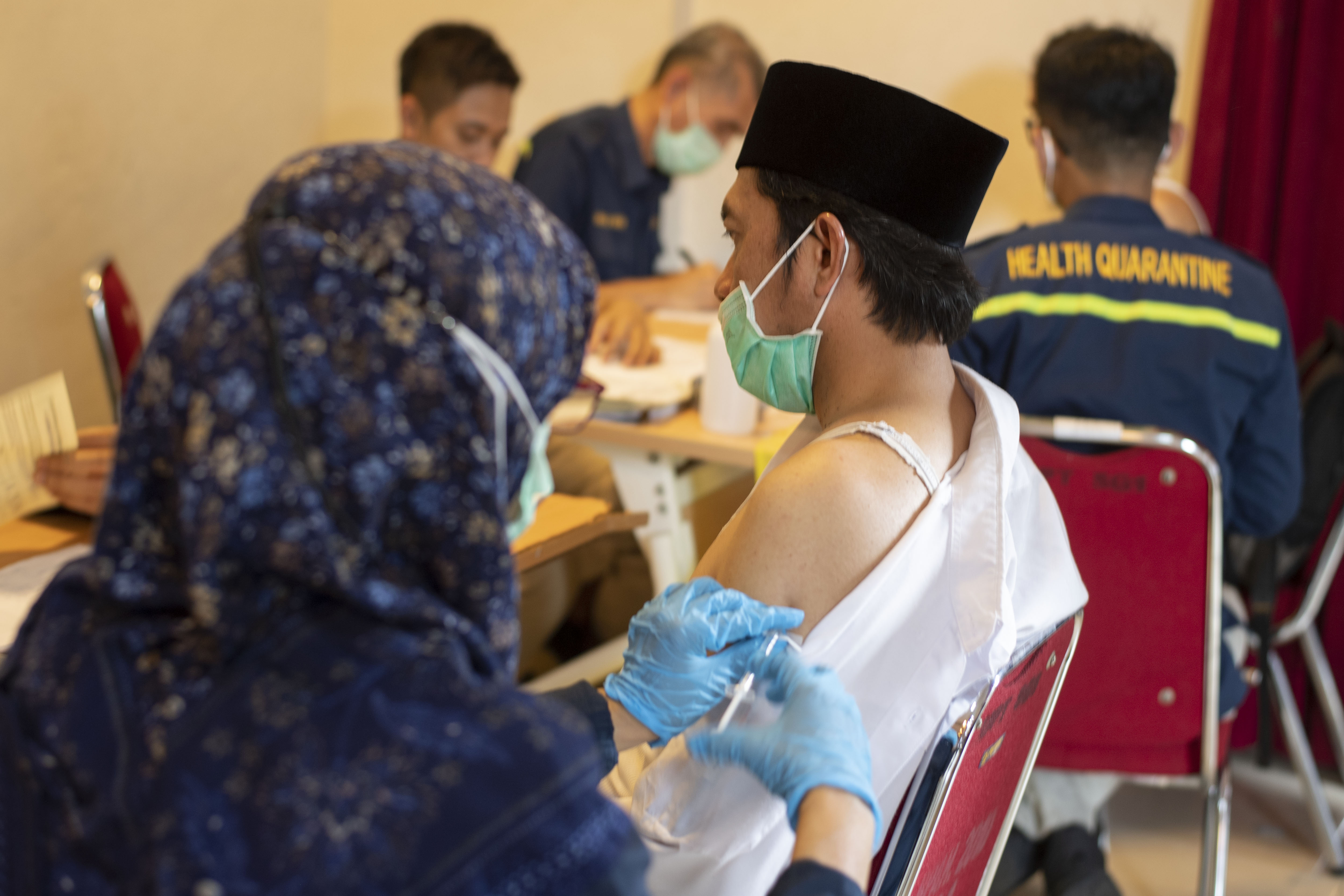 Nakes menyuntikkan vaksin meningitis meningokokkus ke PPIH Arab Saudi di Asrama Haji Pondok Gede, Jakarta, Jumat (14/4).