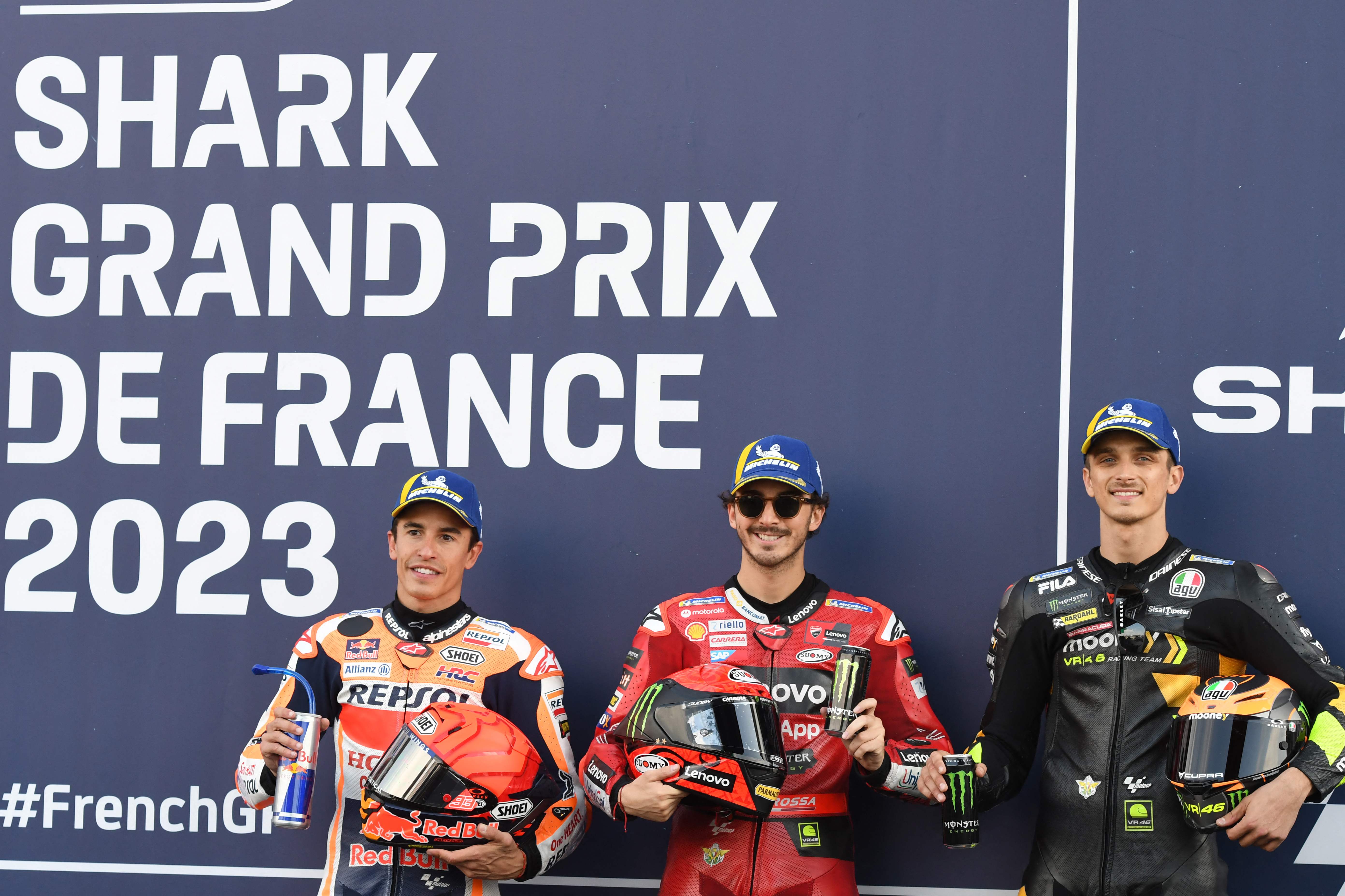 Pebalap Ducati Francesco Bagnaia (tengah) tercepat pada sesi kualifikasi MotoGP Prancis mengalahkan Marc Marquez dari Respsol Honda (kiri).