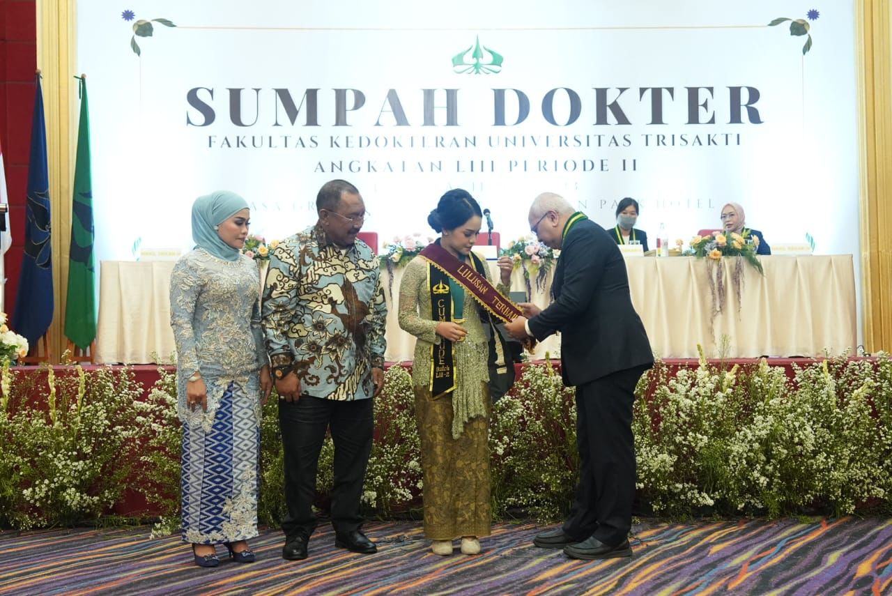 Lulusan Terbaik FK Usakti Saskia Sakinah Terima Penghargaan