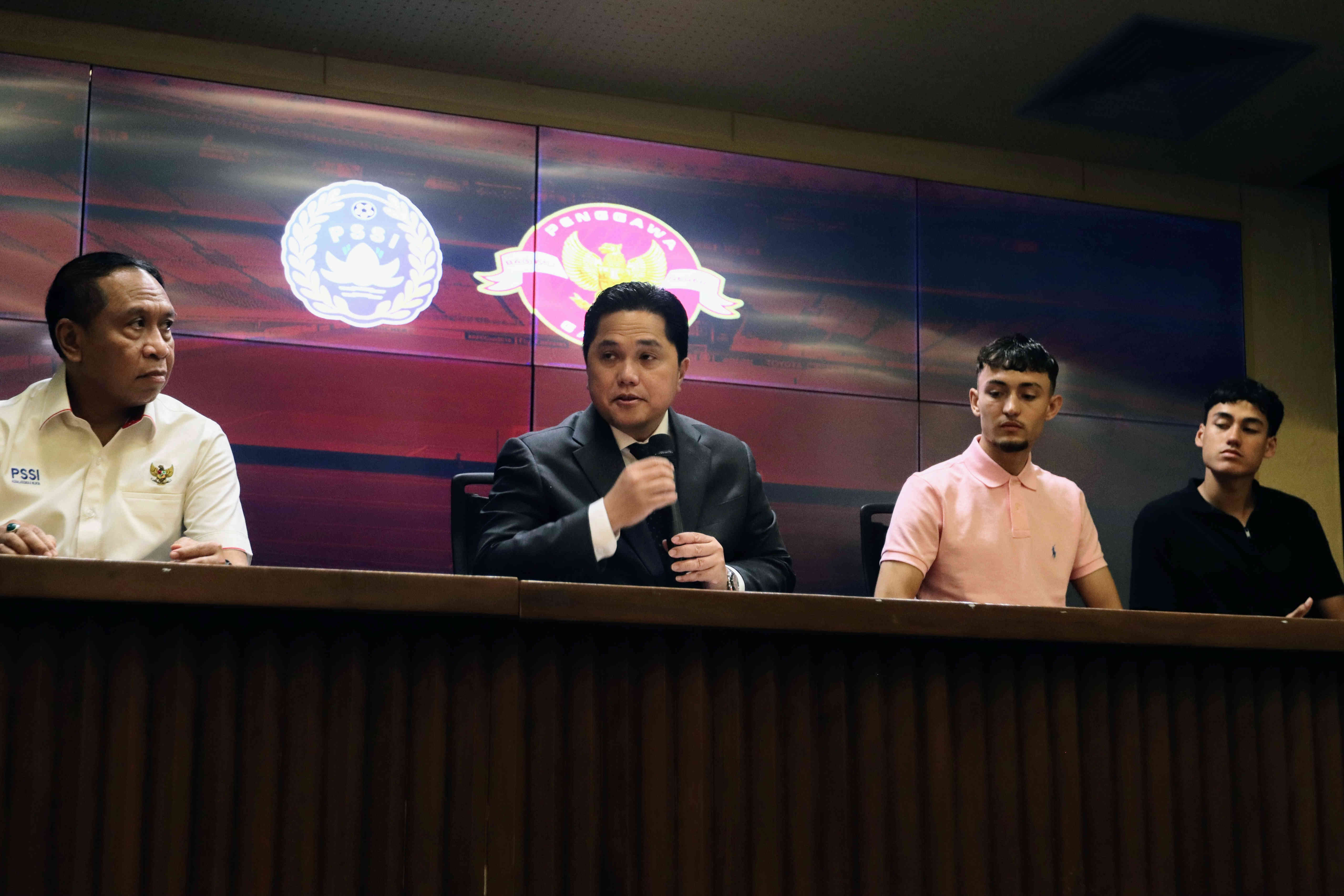 Dari kiri Wakil Ketua Umum PSSI Zainudin Amali, Ketua Umum PSSI Erick Thohir, pemain naturalisasi Rafael Struick dan Ivar Jenner