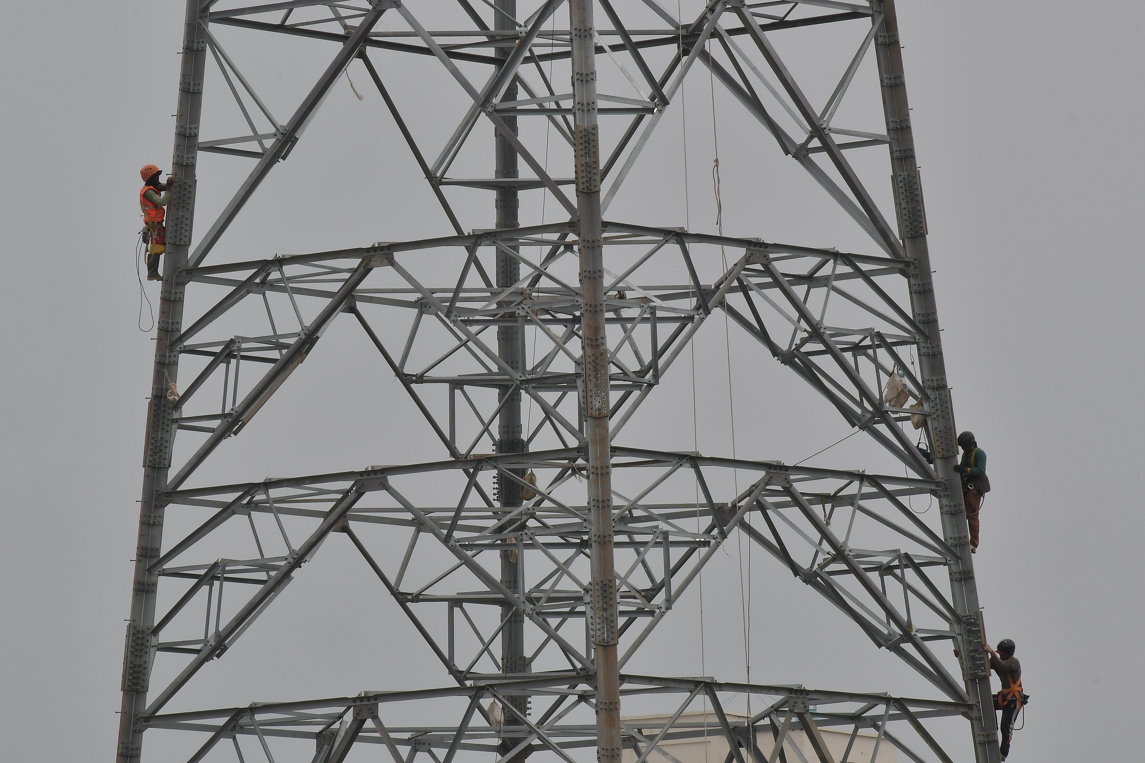 Sejumlah pekerja melakukan pengecekan menara tiang saluran udara tegangan ekstra tinggi (SUTET) 