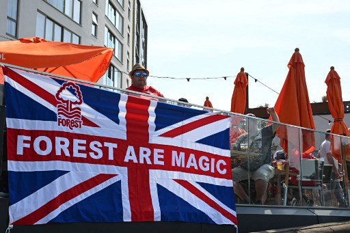 Pendukun Nottingham membentangkan spanduk.