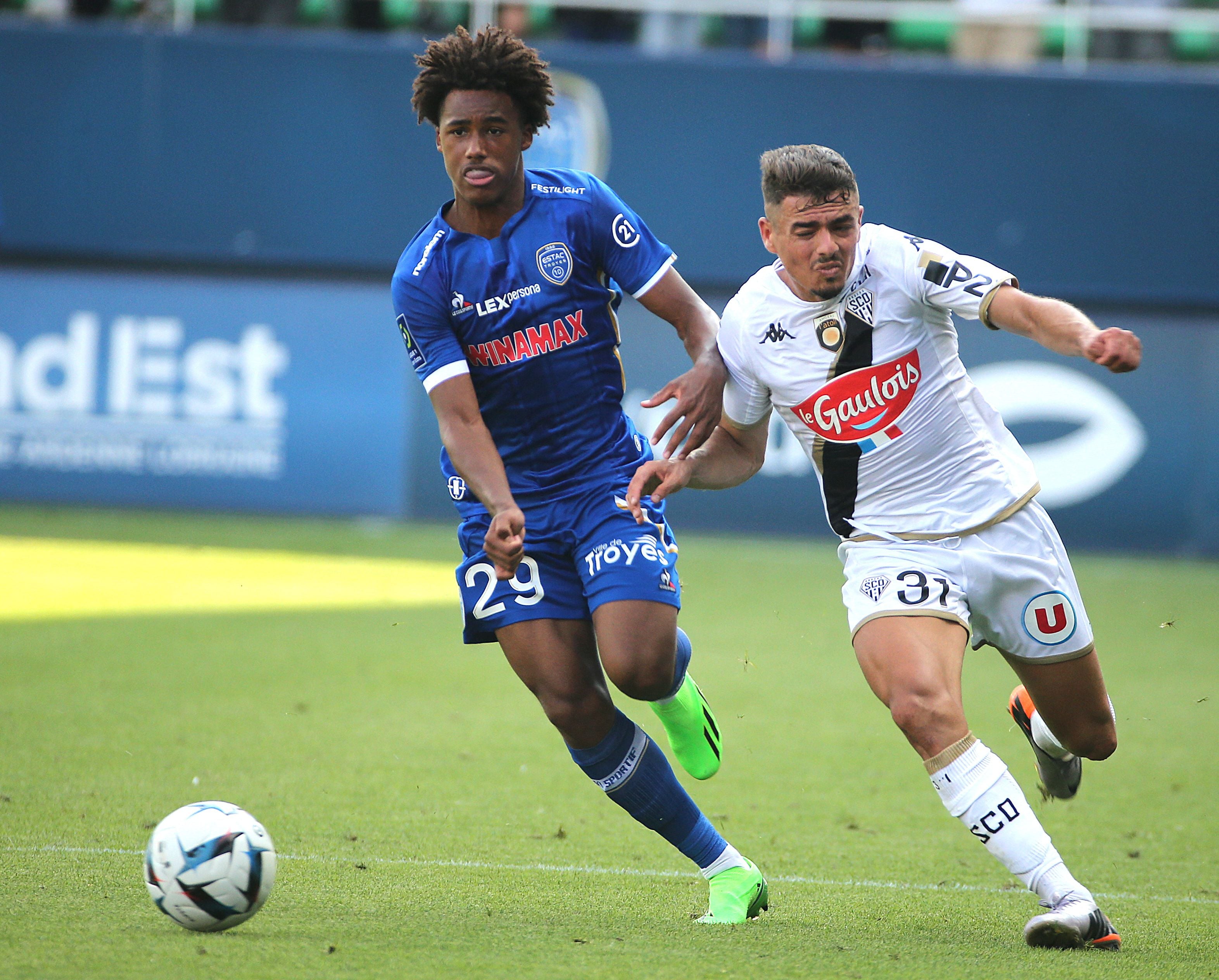 Bek Angers Ilyes Chetti (kanan)