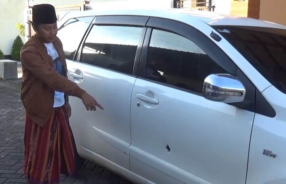 Mobil Syaifuddin, Kepala Desa Kelbung, Bangkalan, Madura yang ditembak orang tak dikenal.