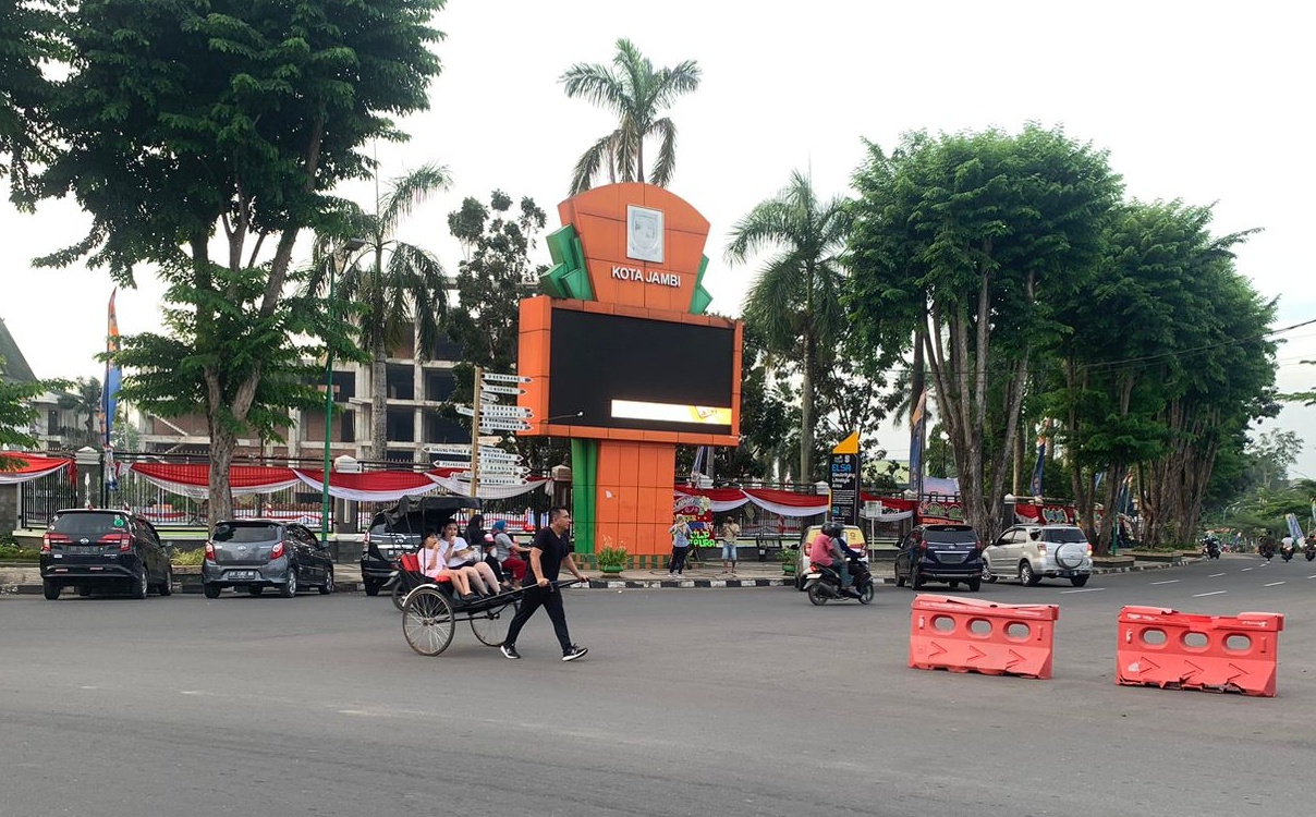 AKB Boy Sutan Binanga Siregar rutin menarik angkong yang mengangkut istri dan anaknya. 