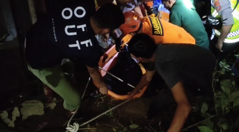 Evakuasi korban bus masuk jurang di Jalur Trans Sulawesi