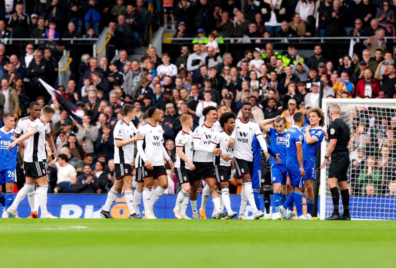 Para pemain Fulham melakukan selebrasi usai mencetak gol ke gawang Leicester City di laga Liga Primer Inggris.