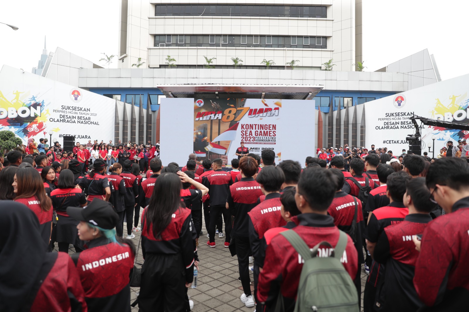 Para atlet Indonesia mengikuti kirab yang diadakan oleh Kementerian Pemuda dan Olahraga di Jakarta.