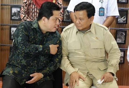 Menteri BUMN Erick Thohir (kiri) dan Menteri Pertahanan Prabowo Subianto bertemu dan berdialog.