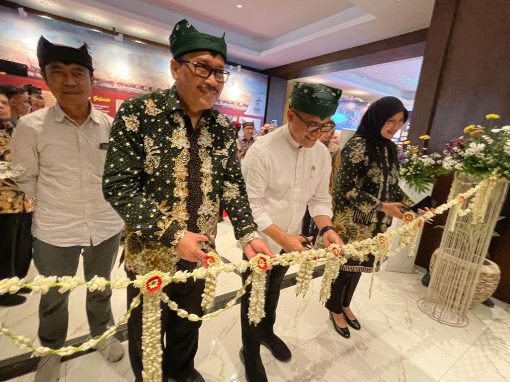 Kepala ANRI Imam Gunarto (kiri) bersama Menteri PANRB, Abdullah Azwar Anas meresmikan pameran arsip serta ekshibisi One Stop Service ANRI.