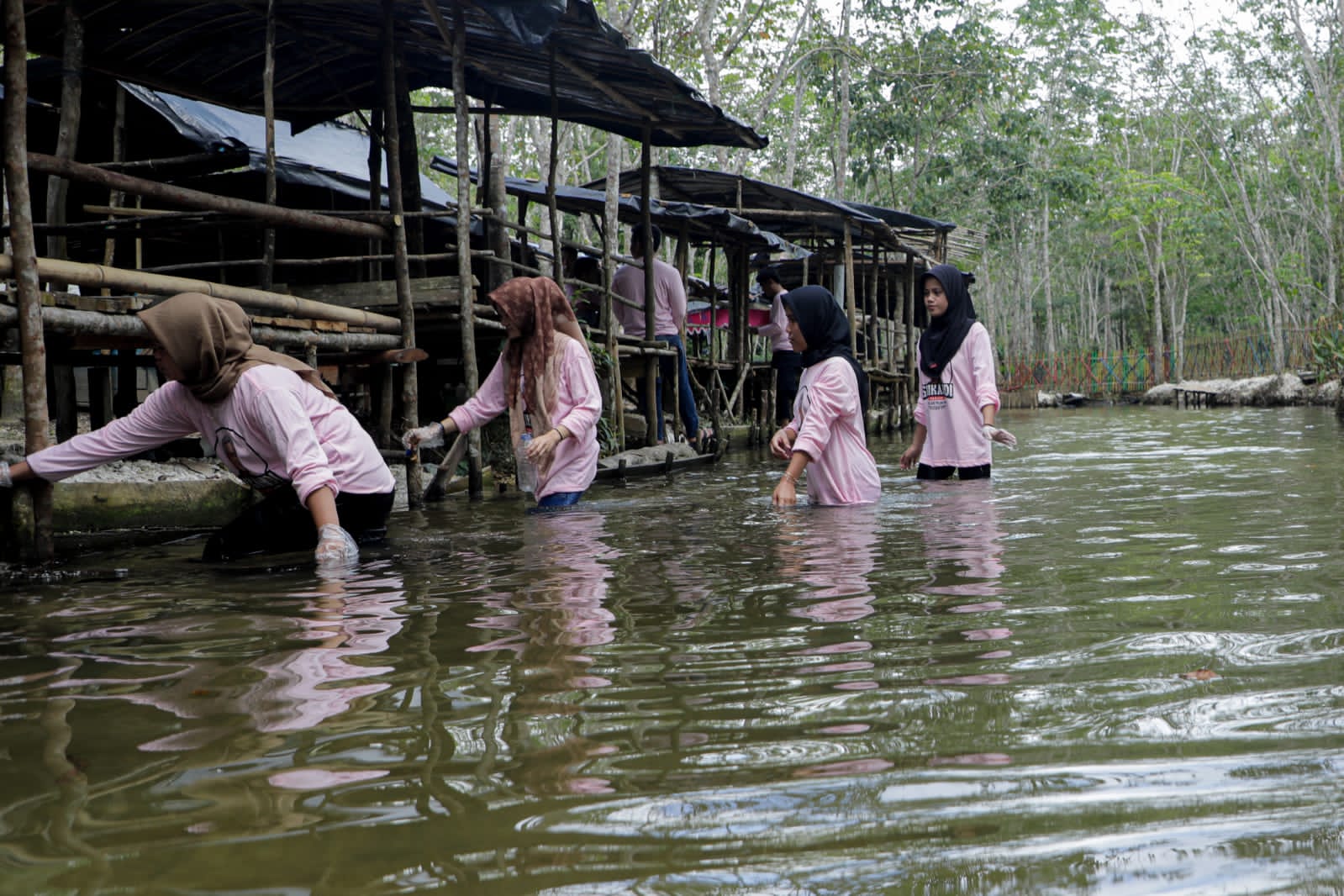 Srikandi Ganjar Jambi membersihkan sampah di Pemandian Tirta Kali Batu Putih