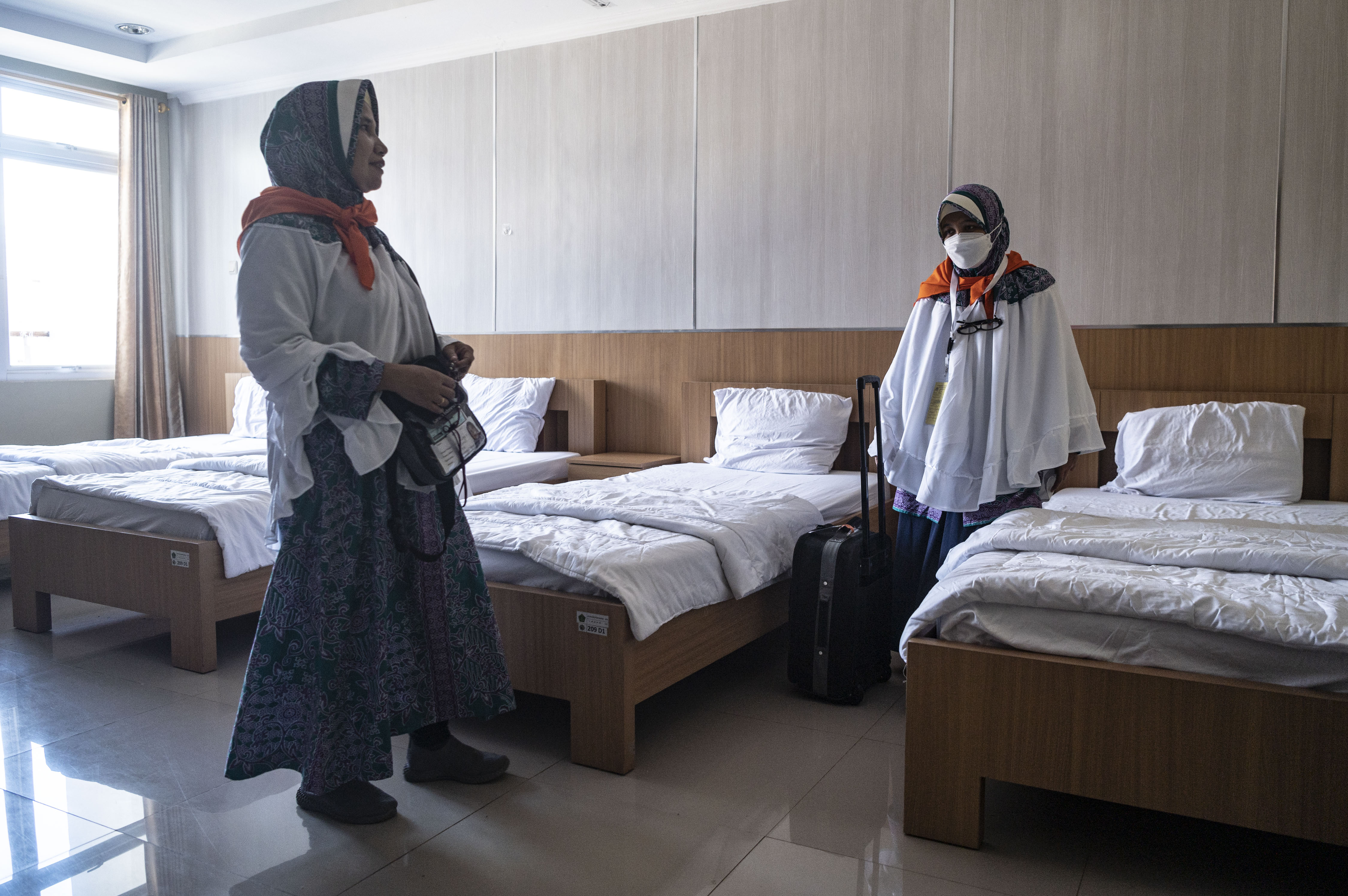 Sebelum diberangkatkan, calhaj akan menginap selama 1 x 24 jam di asrama haji embarkasi.