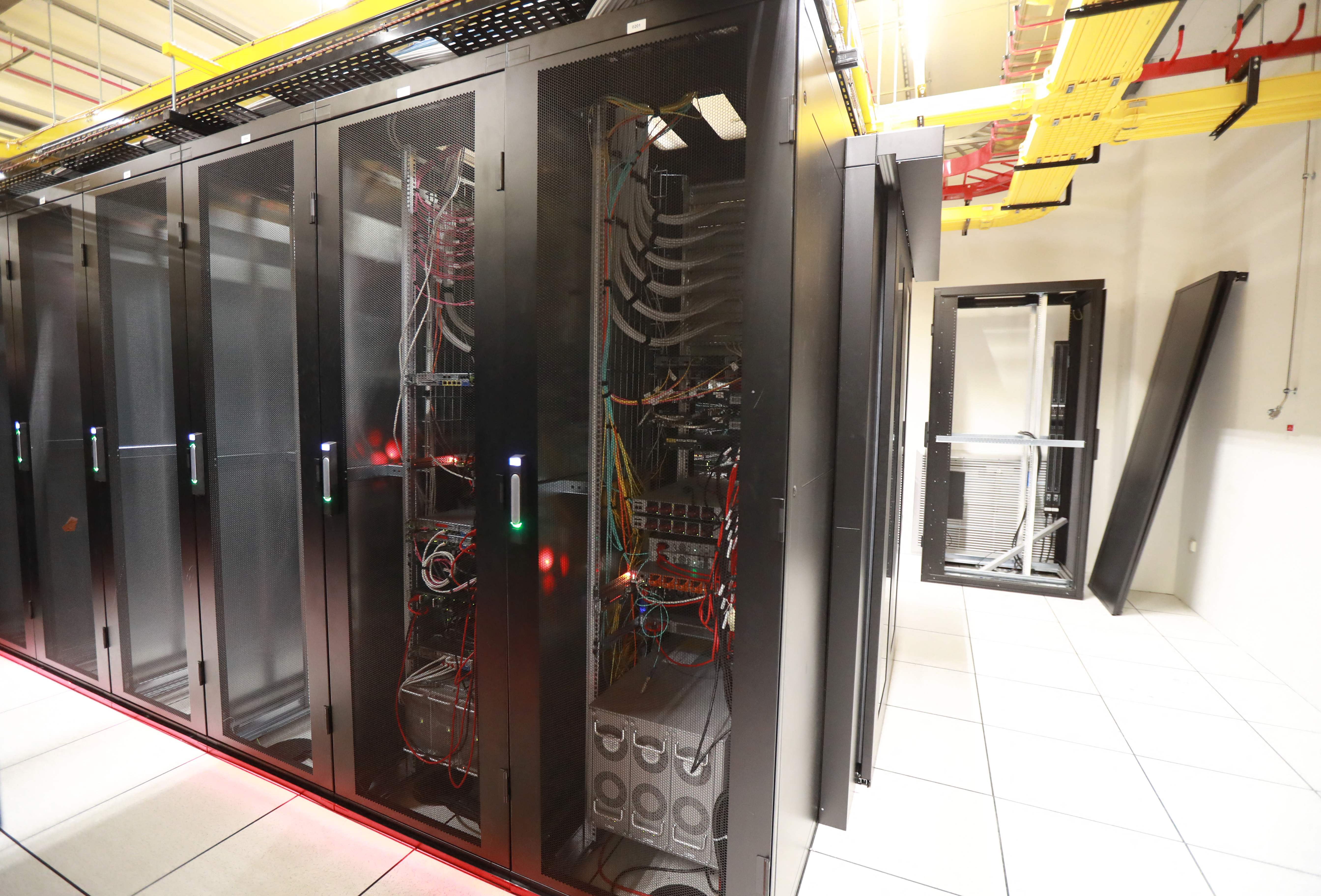 Ruang server di pusat data Equinix Paris, Prancis.