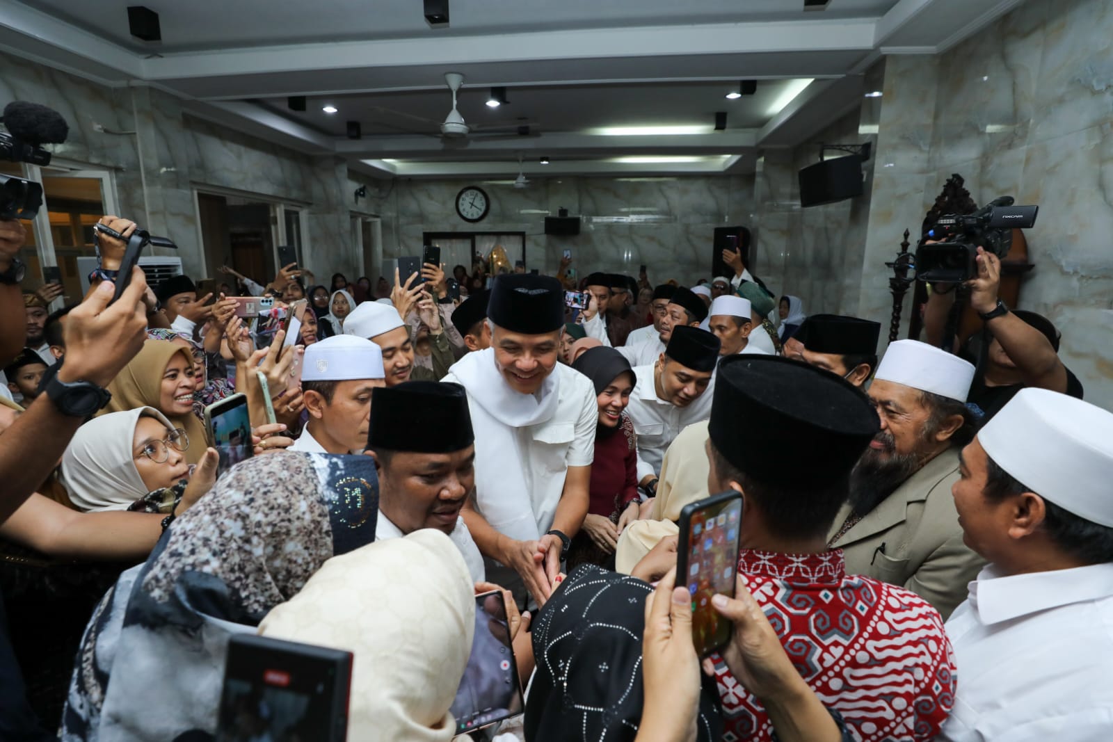 Ganjar Pranowo saat berkunjung ke Pondok Pesantren An Nuriyah, Surabaya, Jawa Timur