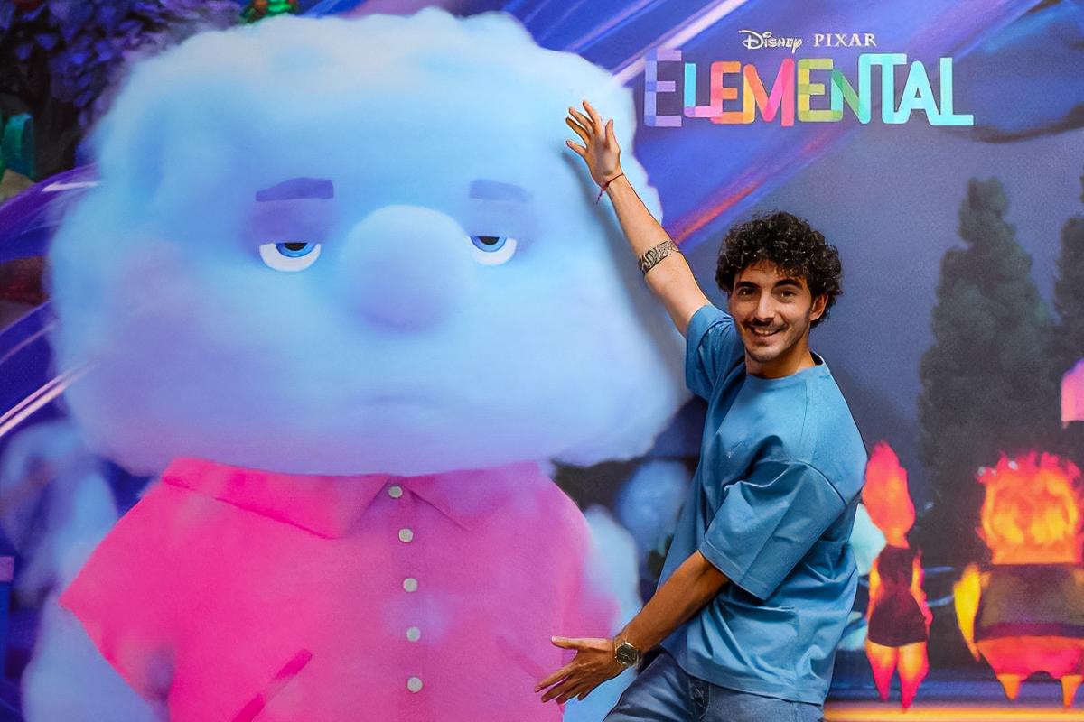 Pecco Bagnaian berpose sengan karakternya di Elemental