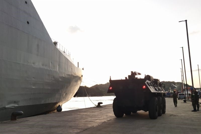 KRI Banjarmasin 592 mengangkut kendaraan tempur Anoa tiba di Labuan Bajo, Manggarai Barat, NTT, untuk pengamanan ASEAN Summit.
