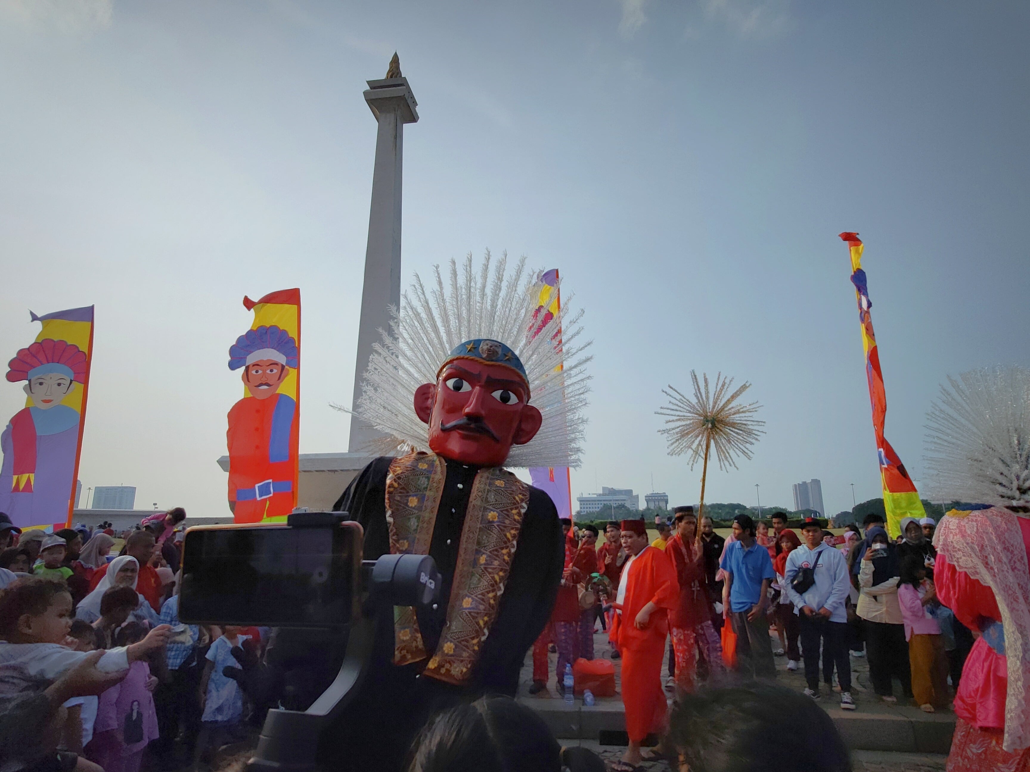 Warga Jakarta meramaikan acara Lebaran Betawi 2023 di Monas, Sabtu (20/5).