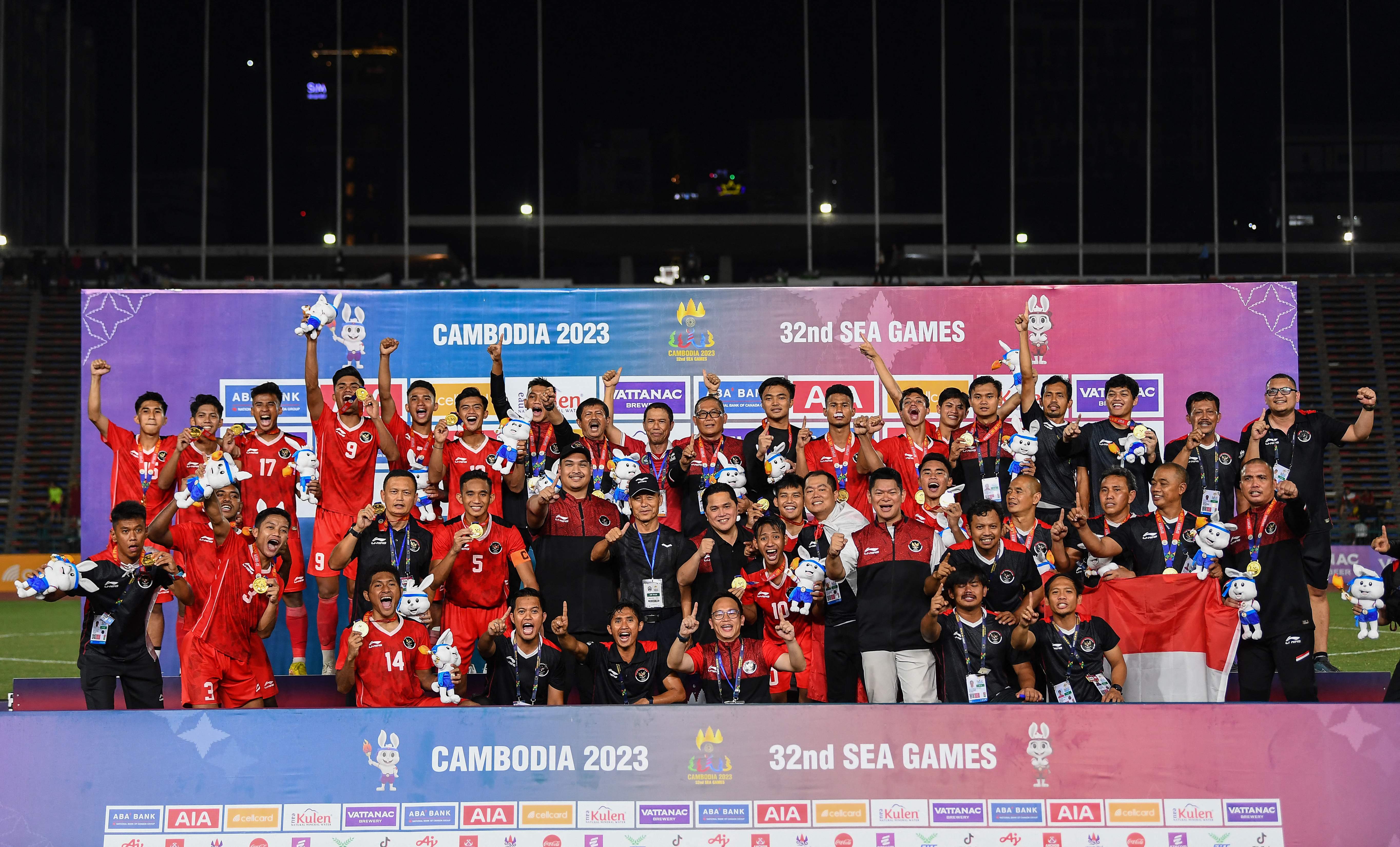 Tim tim U-22 Indonesia merayakan kemenangan pada final melawan Thailand 5-2 pada SEA Games 2023